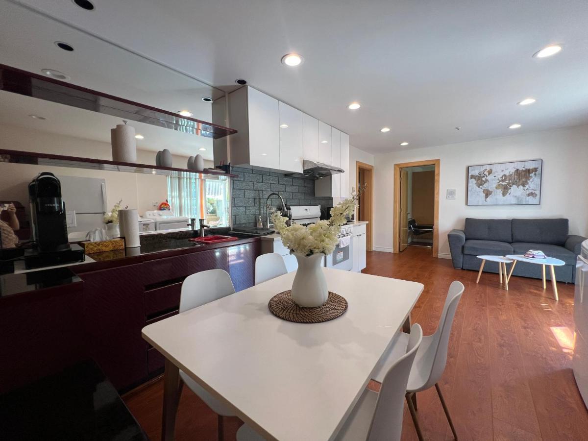 Chic 2BR Suite in Vancouver West - B&B