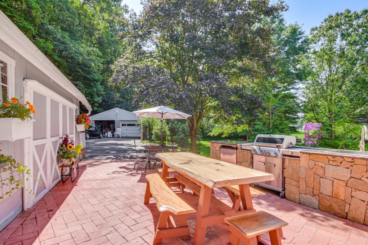 Creekside Milford Studio with Gas Grill and Mtn Views! - B&B