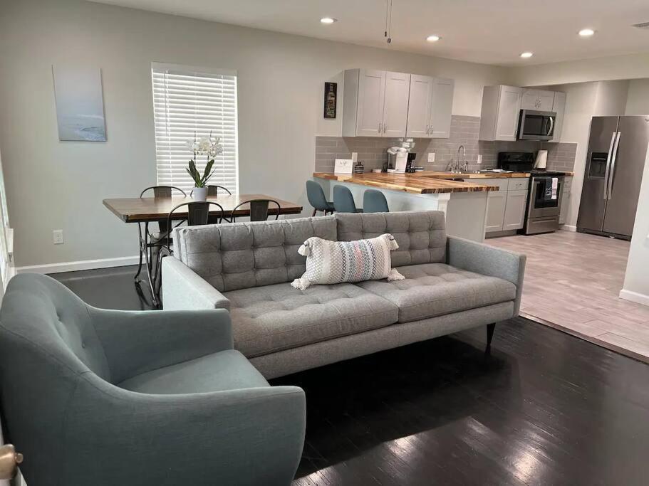 Modern 3B2B home near Lackland and downtown - B&B
