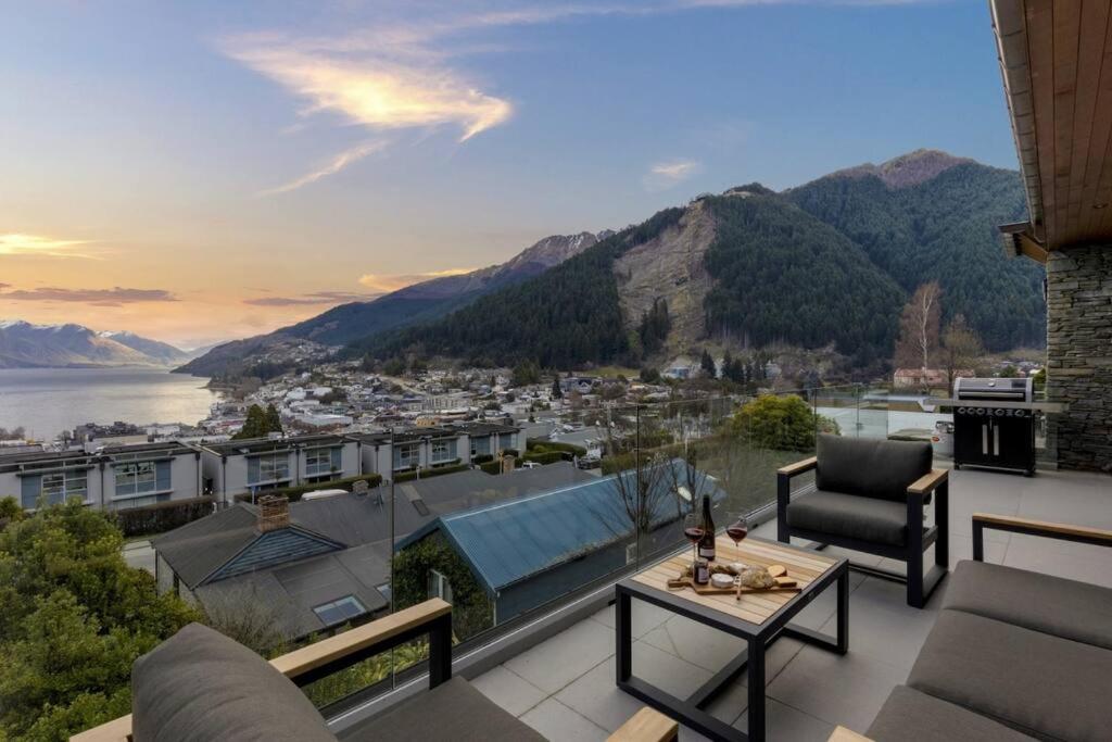 Catalina Apt 1 - amazing views and walk to town - B&B Queenstown