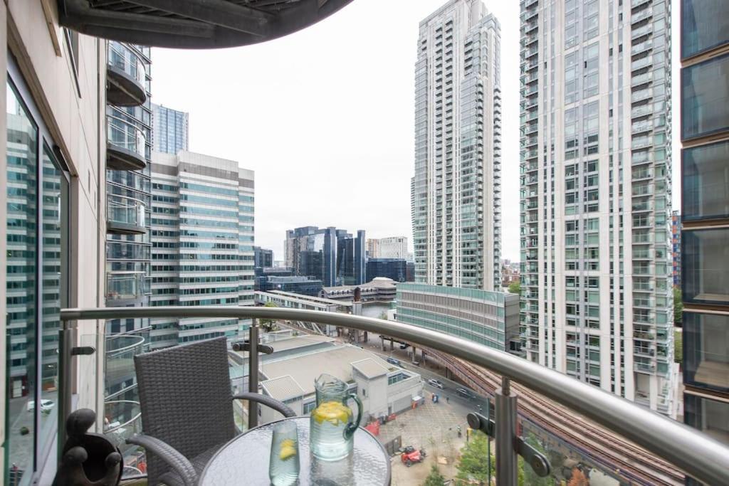 Canary Wharf - Chic 2 Bed - Free parking, Sleeps 4 - B&B London