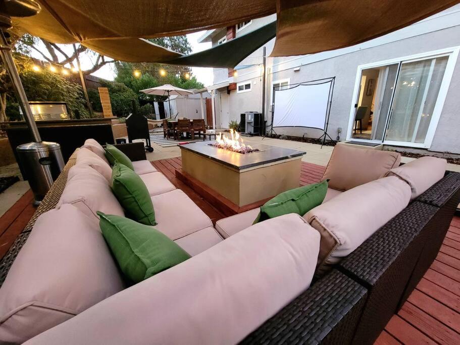 San Diego Oasis with Hot Tub, Gym, Outdoor Theater, Huge Yard - B&B