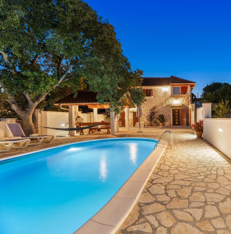 The Grandfather's courtyard villa with heated pool - B&B