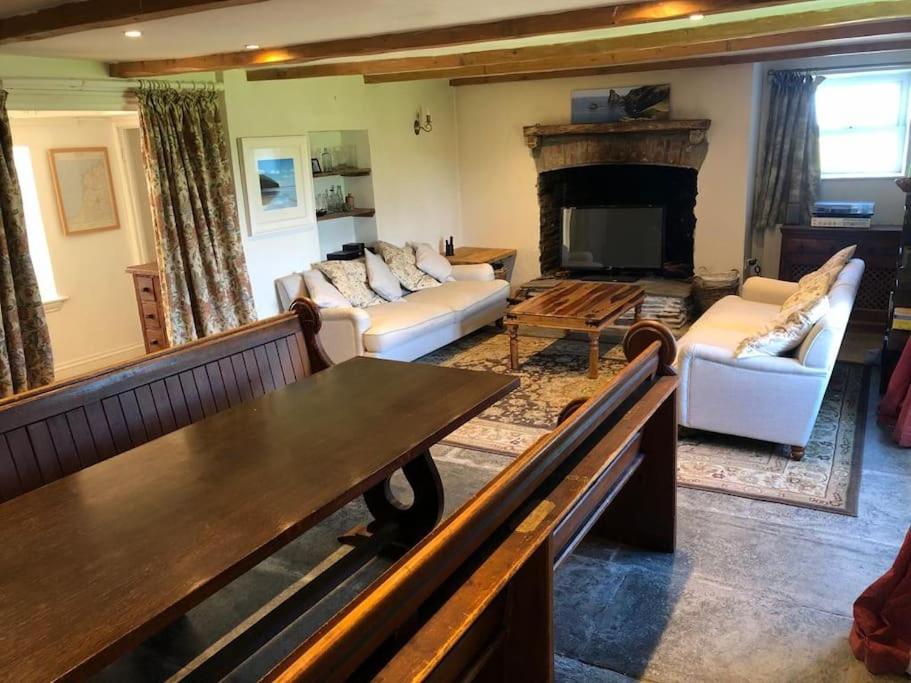 17th Century Traditional Tintagel Farmhouse with Hot Tub - Chambres d'hôtes Treknow