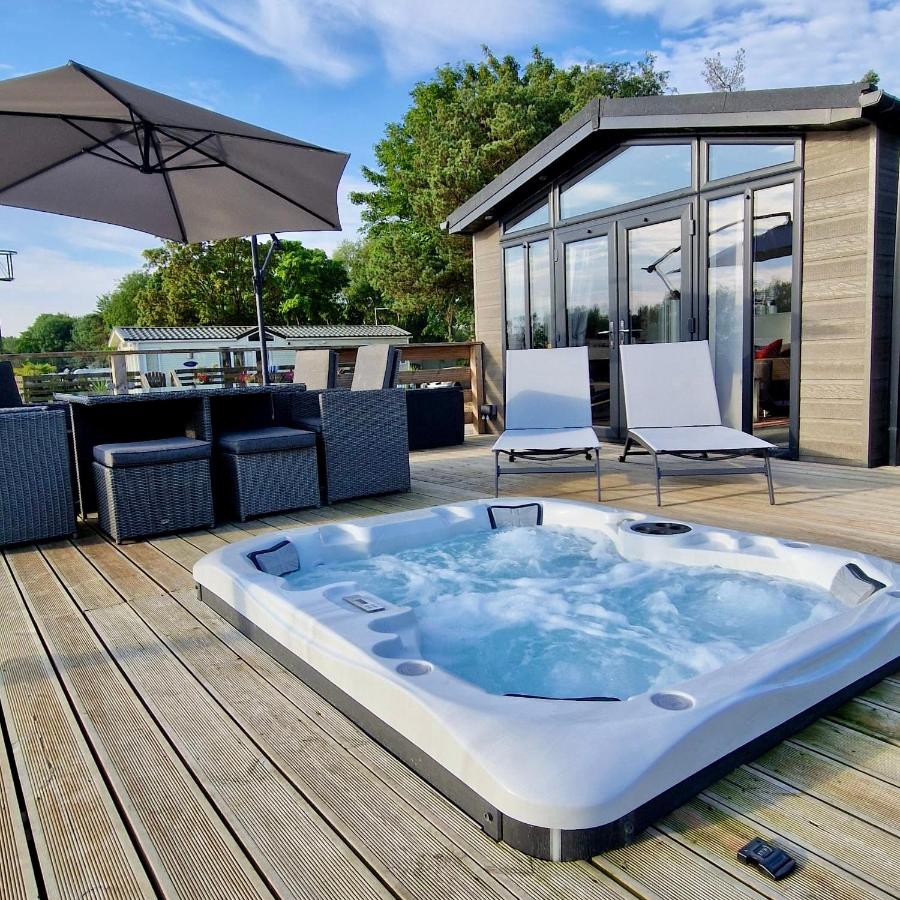 Rolo's Lakeside Lodge With Hot Tub at Tallington Lakes - Bed and Breakfast