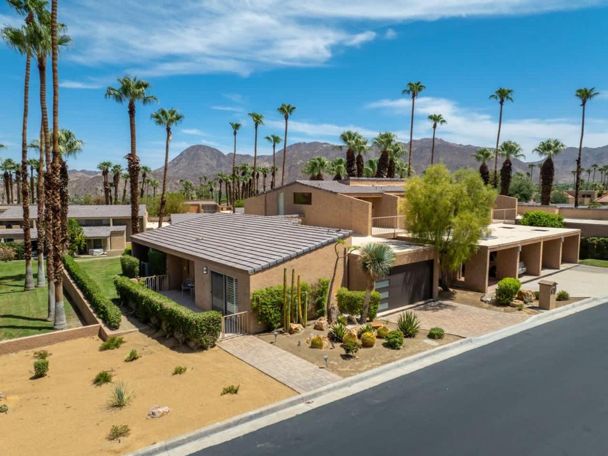 Desert Flower- Country Club Condo Pool & Spa - B&B