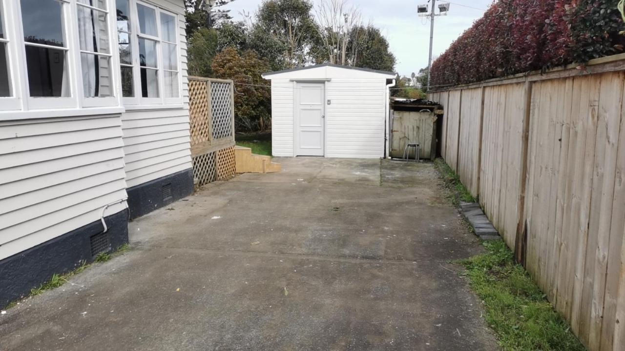 2 Double Beds including 1 Sofa Bed Garden Chalet, 14 Phyllis St, Mt Albert, Auckland - B&B