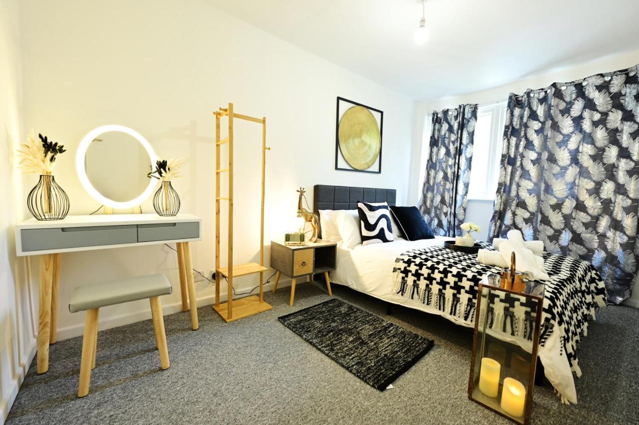 Luton Airport House, Opposite airport staff parking - Chambres d’hôtes