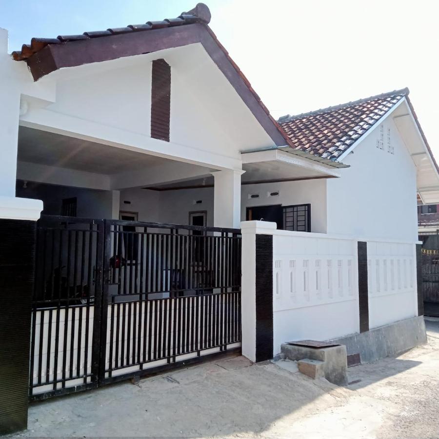Homestay Black&White - B&B Sangkanurip