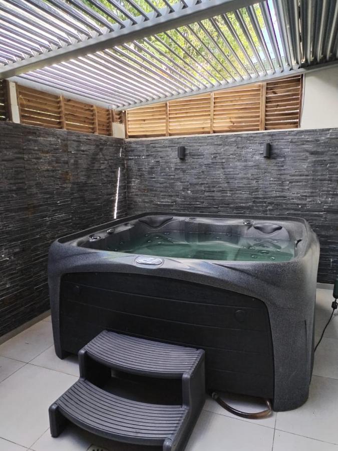 Les Pieds Dans l'Eau face à la mer des caraïbes Jacuzzi Sainte-Luce Trois-Rivières - Chambres d'hôtes Sainte-Luce