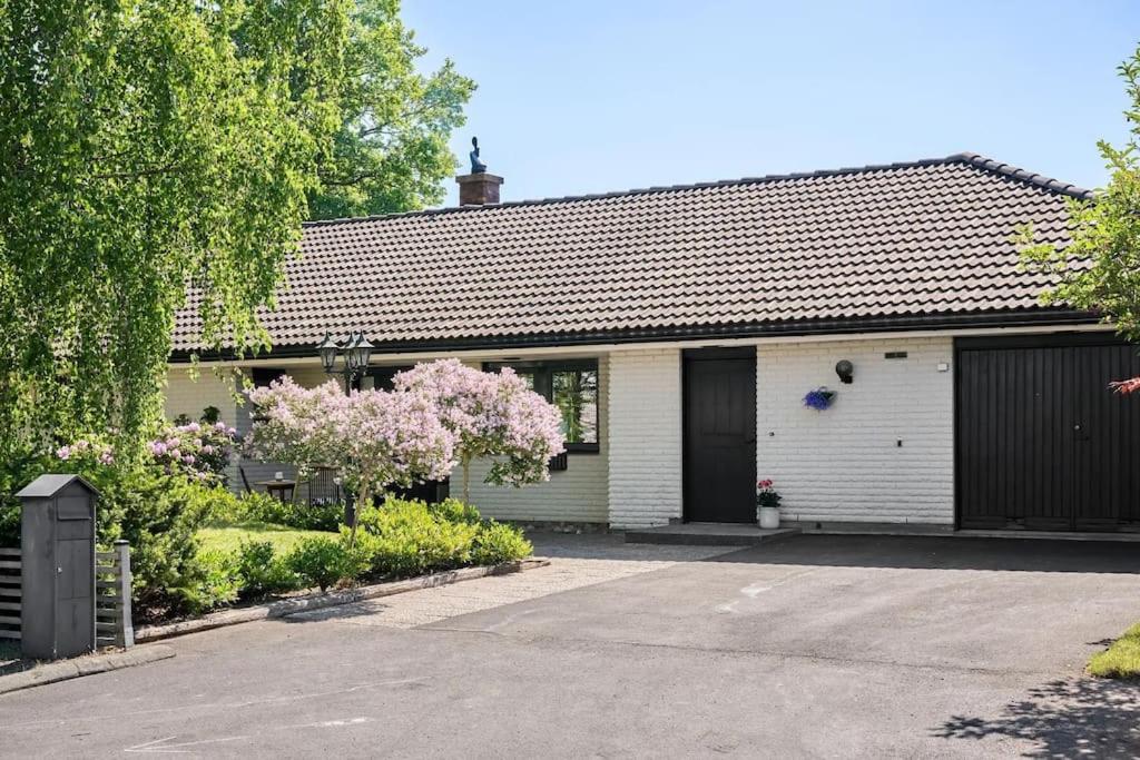 Stor enplansvilla i lugnt område nära Elmia - Chambres d’hôtes Huskvarna