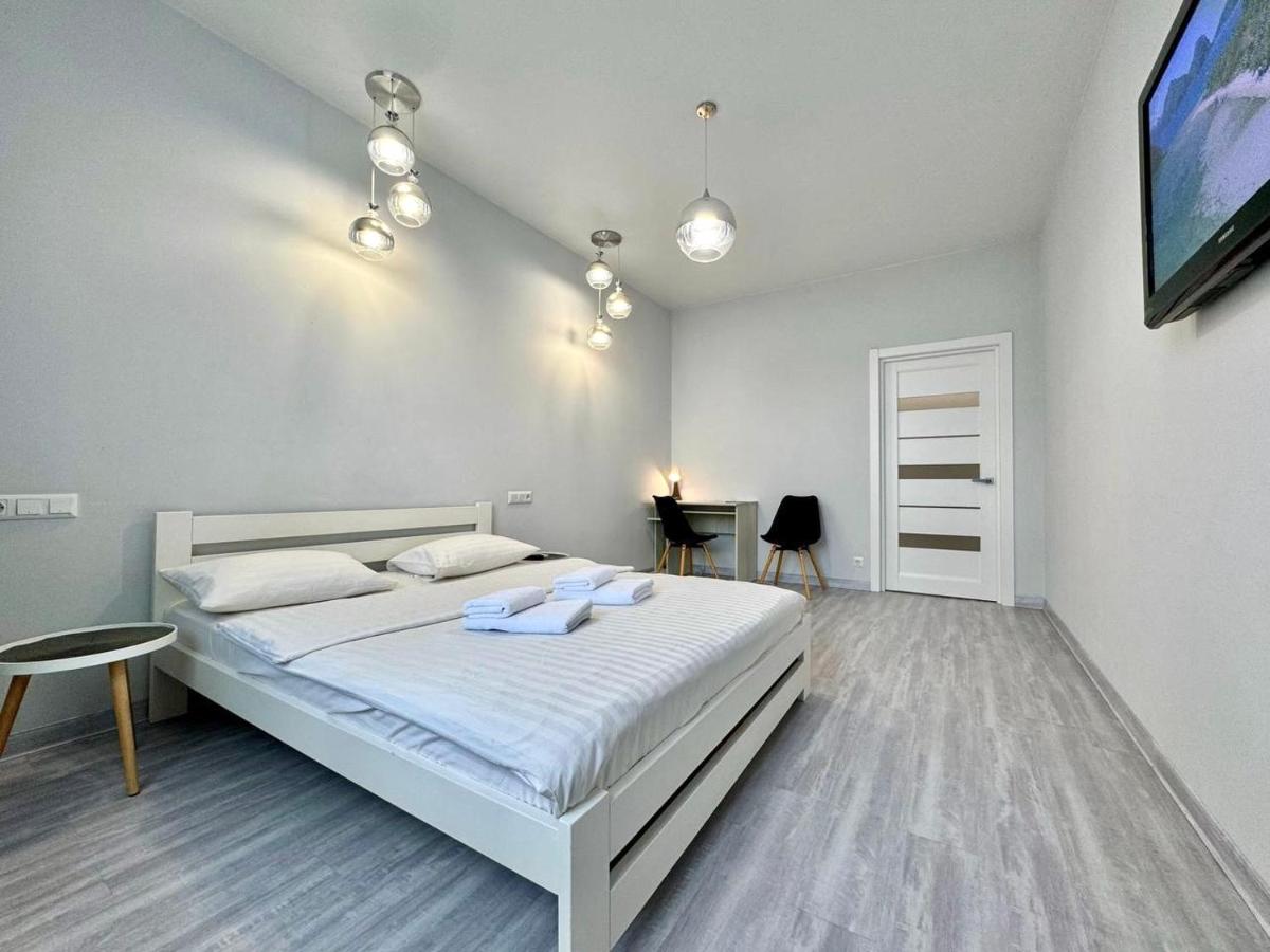 ApartPoltava ЖК "Пилипа Орлика,26" BUSINESS апартаменти з неймовірною панорамою - LED дзеркало -ТРОПІЧНИЙ душ - Chambres d'hôtes Poltava