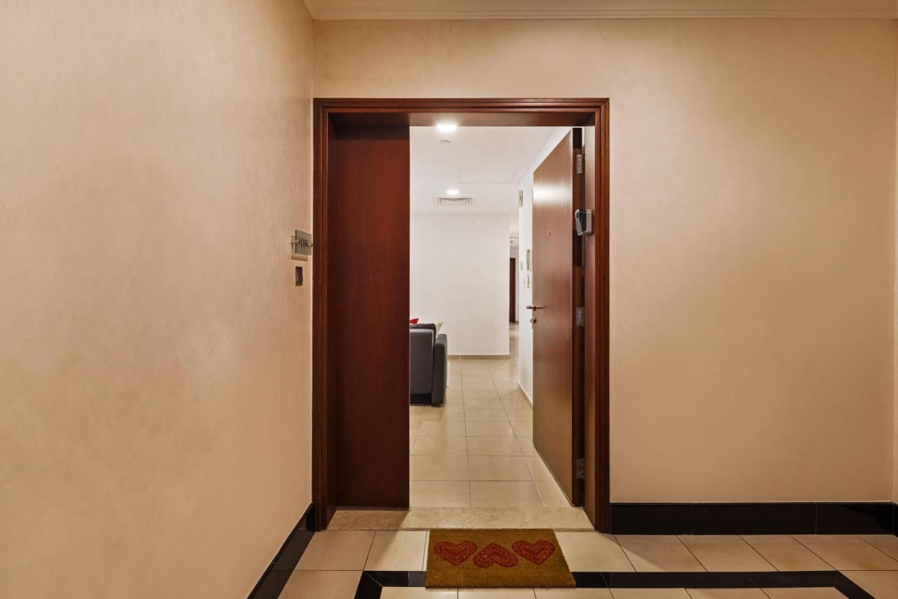 Spacious 5BR Apartment with Maid's Room on JBR Beach - Prime Location, Steps from Shops, Dining & Entertainment - By Sunkissed Holiday Homes - Ferienwohnung