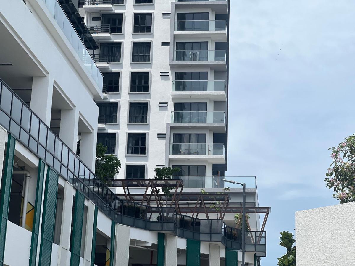 Modern Studio With Private Parking at K Avenue by DaniDian - B&B