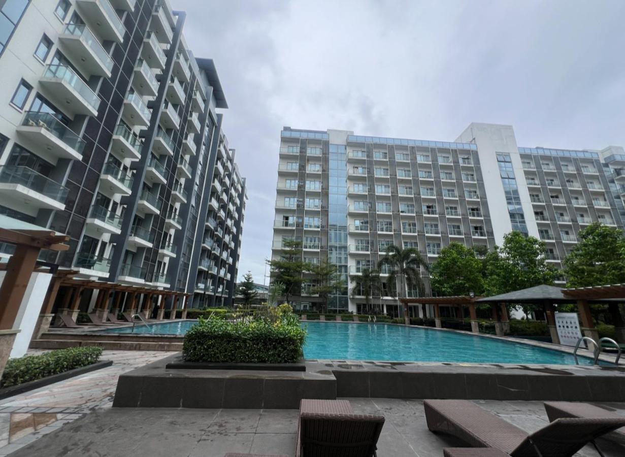 Cozy Condo at Eighty One Newport Blvd across NAIA Terminal 3 - B&B Manila