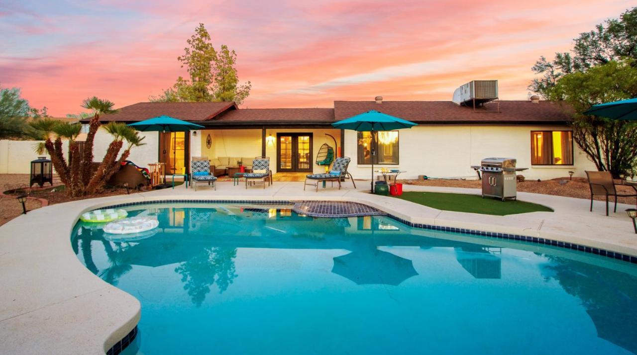 Spacious Scottsdale Villa with Pool, Golf, Game Room, and Two Master Suites - B&B Scottsdale