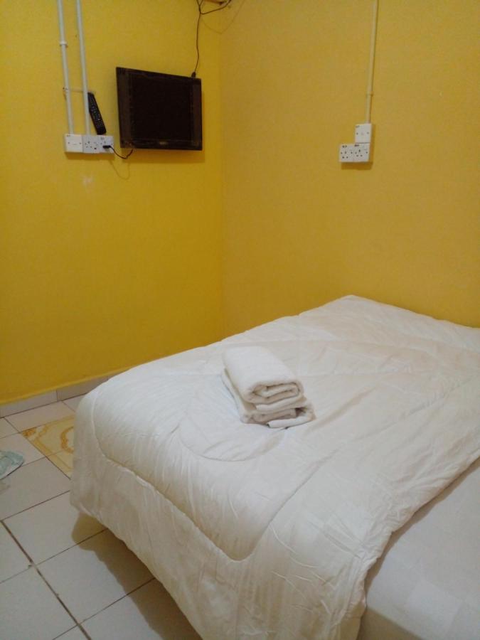 Habitación con cama grande y vistas al mar