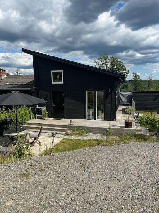 AC och nära sjö, fri parkering och städ,Wifi 100 mbit - B&B Floda