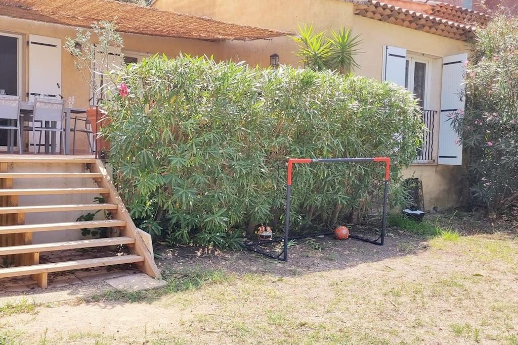 Villa Familiale Surequipée 16p Piscine Babyfoot Billard Boulodrome - Chambres d'hôtes Le Lavandou