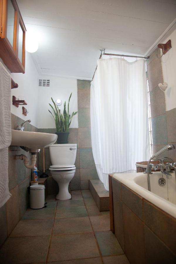 Entire 2 bedroom house in Observatory - B&B