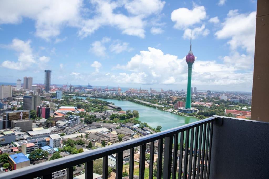 Colombo Skyline Luxury Apartments at Tri-Zen - Pool and Amazing City Views - B&B Colombo
