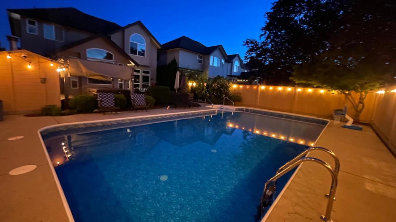 Metropolitan Dream Stay with Saltwater Pool and Hot Tub - B&B Surrey
