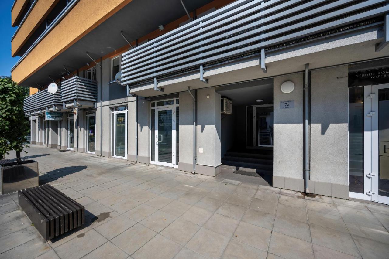 Jasny Apartament z 2 Balkonami Wrocław Partynice by Noclegi Renters - B&B