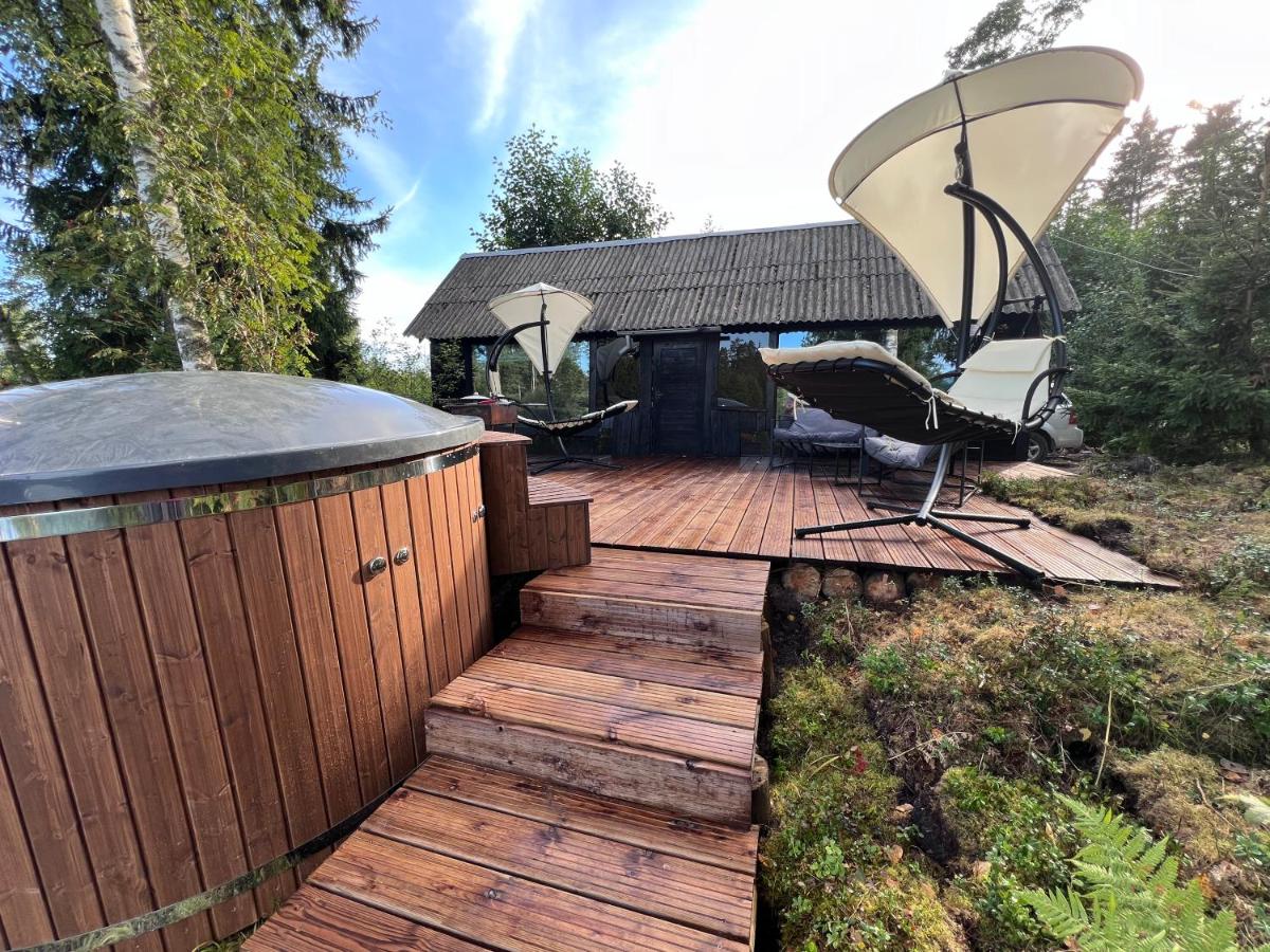 Black house in the forest with Hot Tube and Home theater for movies - Chambres d’hôtes