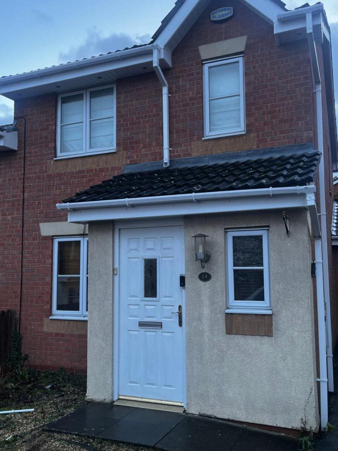 Brades Rise House - 3 bedroom house with 2 toilets with a private garden - Chambres d'hôtes Birmingham