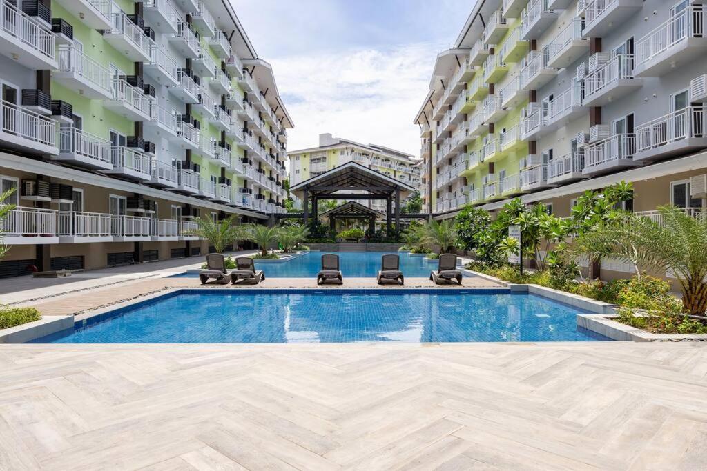 AMANI 132B with Pool View, Near Airport, Mall, Free Pool, Gym, Netflix, 200 Mbps Wi-fi - Chambres d'hôtes Pusok