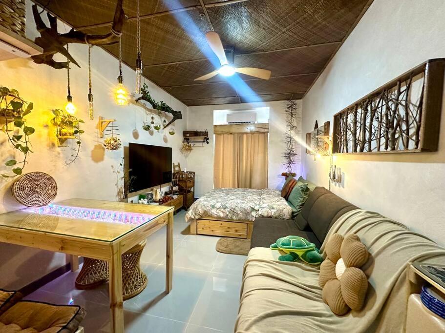 Native themed Condo Staycation in QC - Ferienwohnung