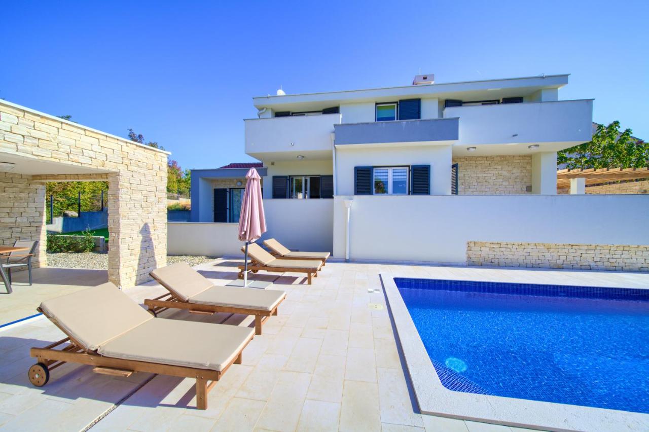 Villa with pool near, sandy beach, quiet area TRAVELER tourist agency Krk - ID 2215 - Chambres d'hôtes Risika