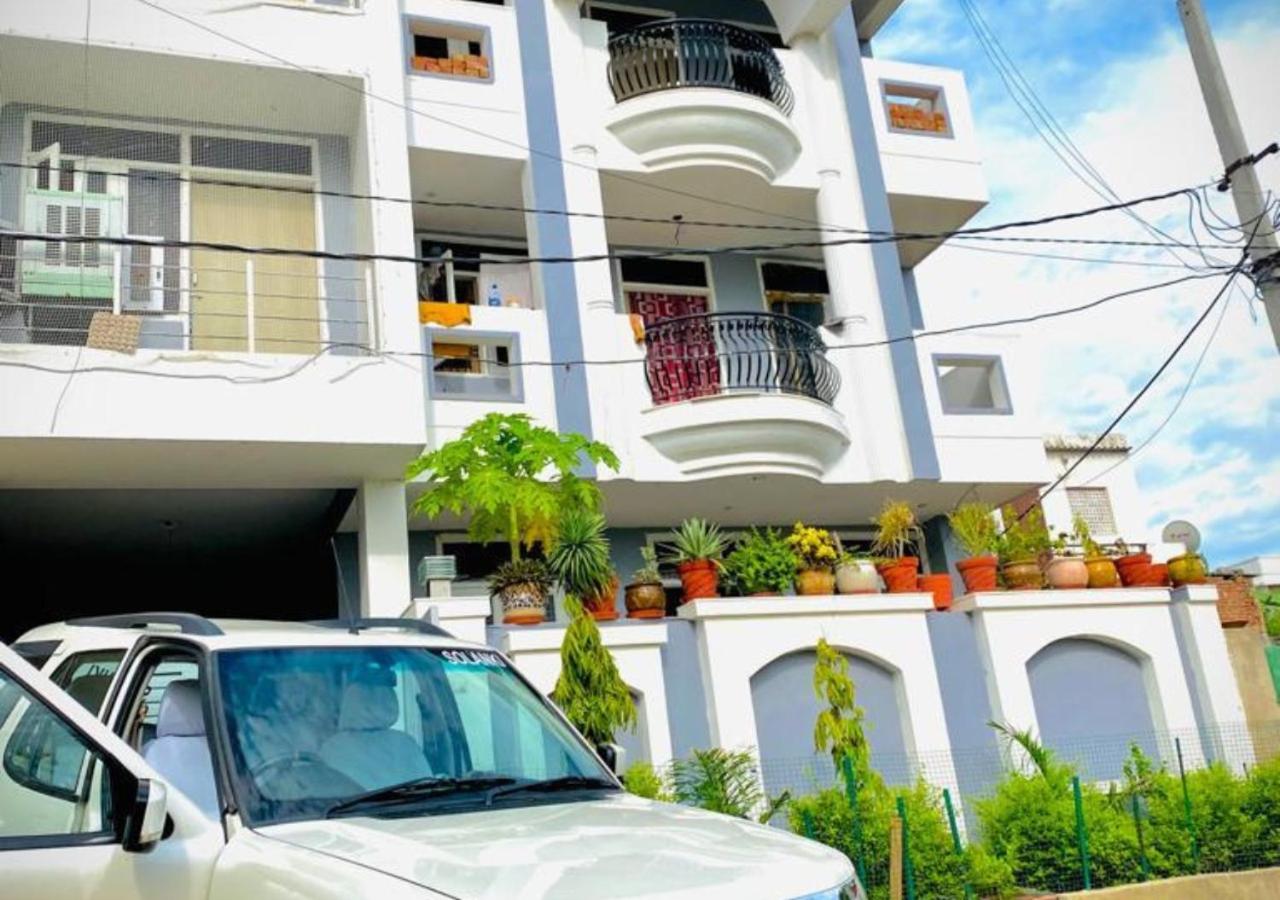Two Bhk Apartments and Flats in Solanki residency nearby airport - Chambres d’hôtes Jaipur