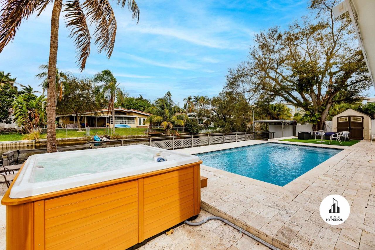 Uhost AI - Luxurious 5B Home w Pool & Lounge - B&B Miami