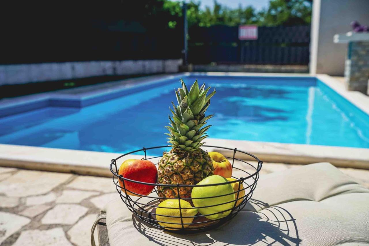 House Runjic w pool large garden and playground - B&B Prgomet