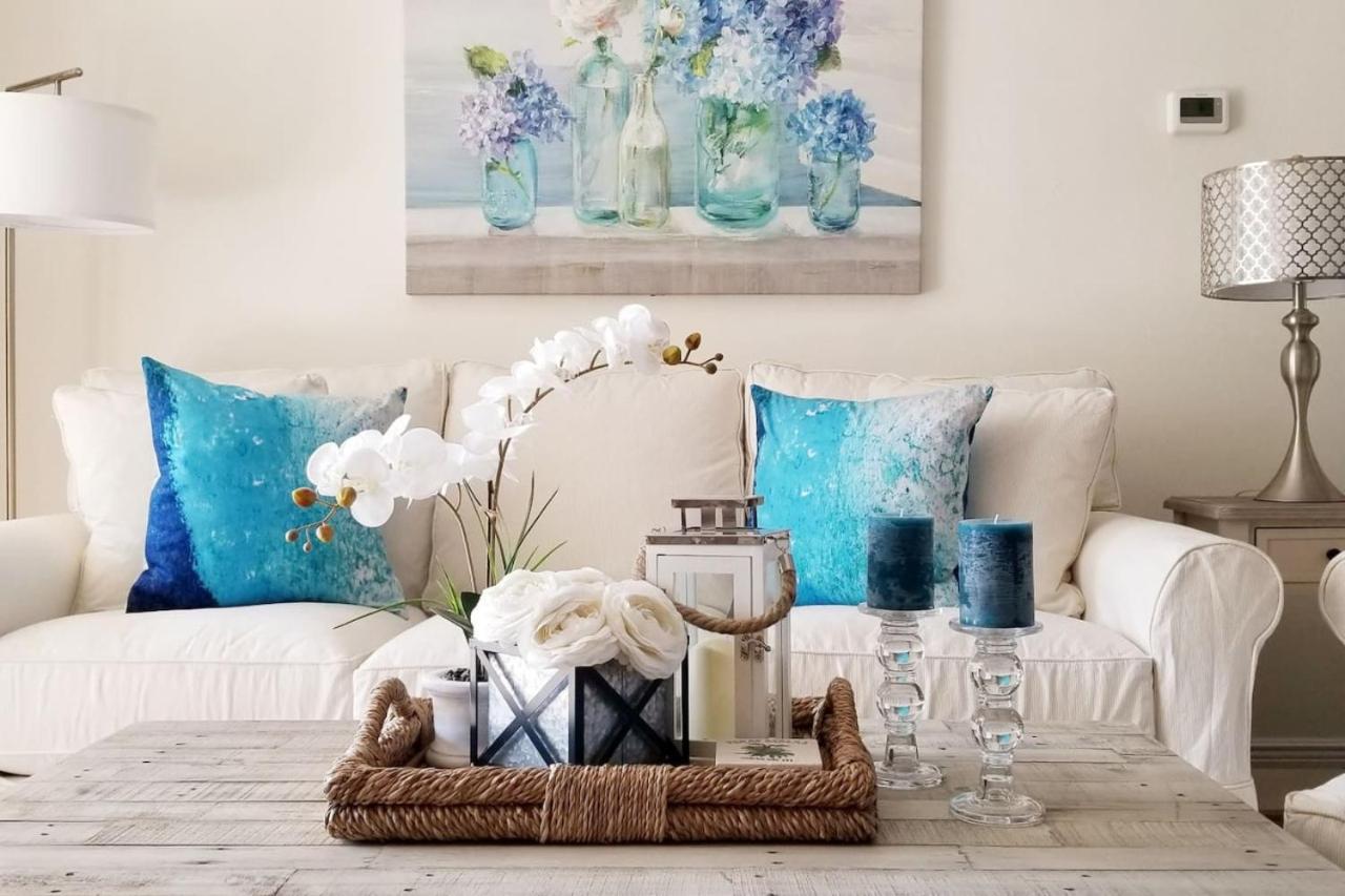 Sunshine days Stunning pool home. Gated community - Bed and Breakfast Naples