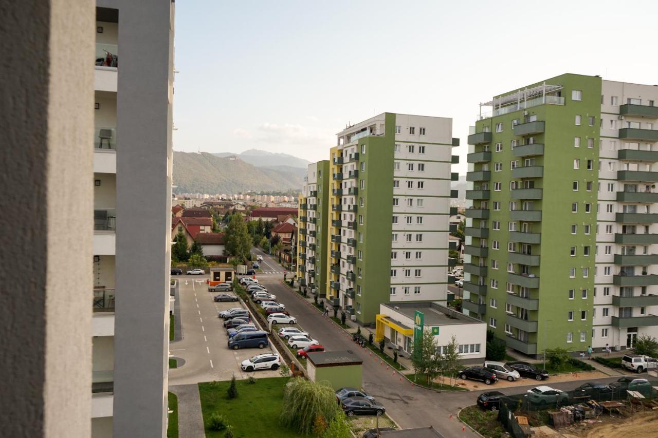 Mirandis Apartments - Modern Stays with Free Parking near Coresi Mall - B&B