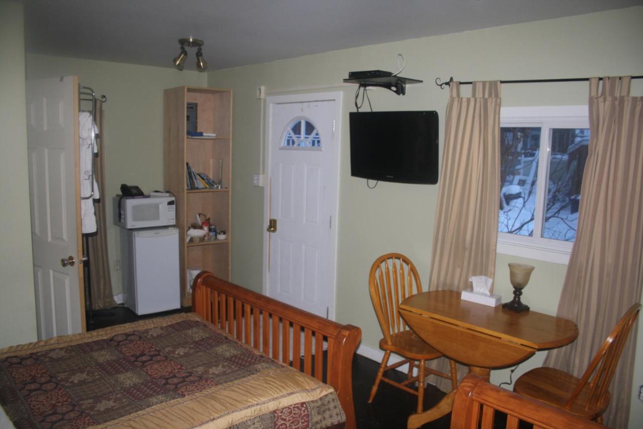 Cabin with Shared Bathroom