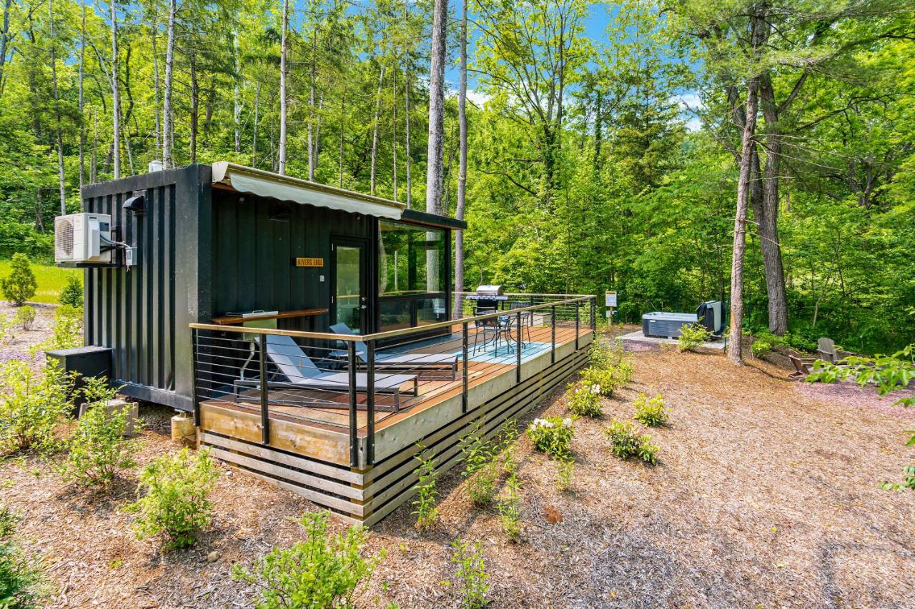 Modern Riverside Cabin w Hot Tub Fire Pit Kayaks - B&B