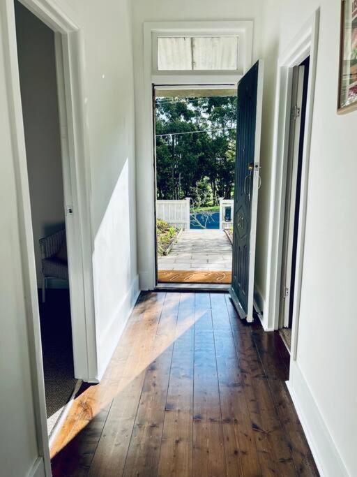 Updated Cottage on Large Sunny Block - 5 mins-CBD - Chambres d’hôtes