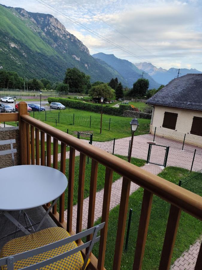 Ossau T2 5 personnes tt confort proximite du ski navette au village climatisation piscine juin a fin septembre linge de maison inclus au pied de la montagne parking - Bed and Breakfast