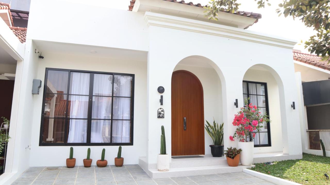 Casa de Jingga - KBP with Aesthetic Pool, Fun for Family & Friends, Near Whoosh High Speed Train - B&B