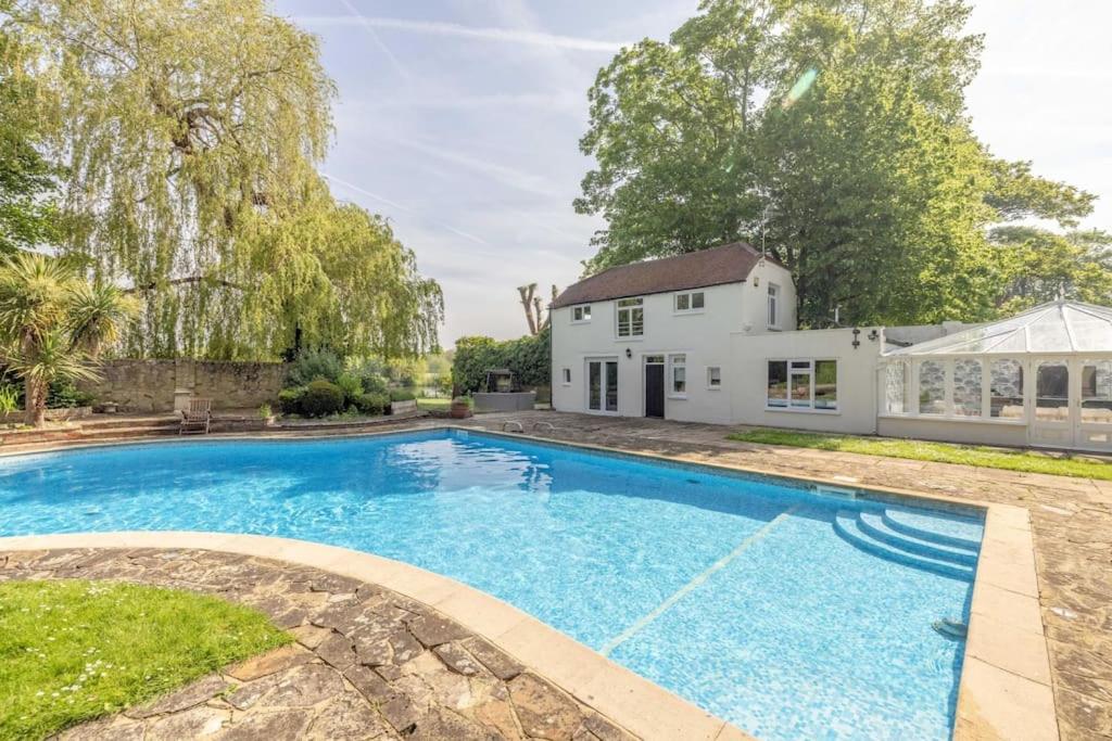 Riverside Gem, 2 Homes, Heated Pool, Hot Tub & Sauna - Bed and Breakfast Windsor