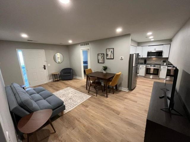 Aksarben Area 2 BD-2 BA by UNO - B&B Omaha