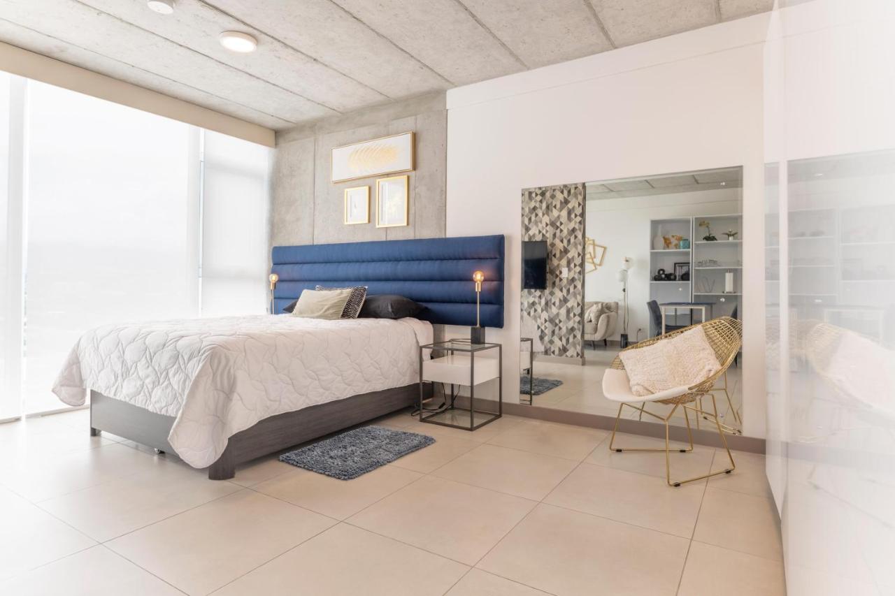 Cityscape iFreses, 20th floor! AC, TV and Pool - B&B