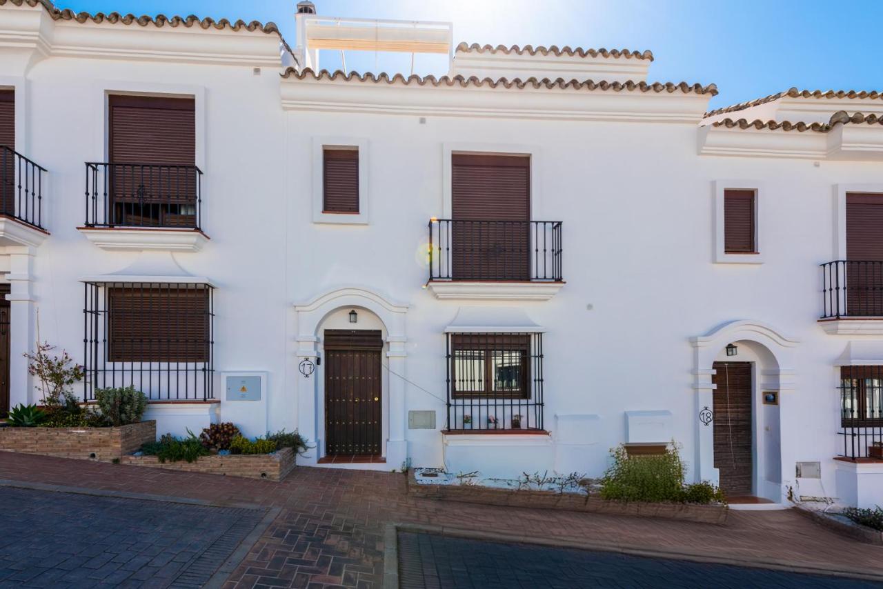 Stylish 3 bed house 2 bathrooms, with patio, roof terrace and communal pool 5 minutes away from the beautiful Spanish white village of Casares Pueblo and only 20 mins from the sea - B&B