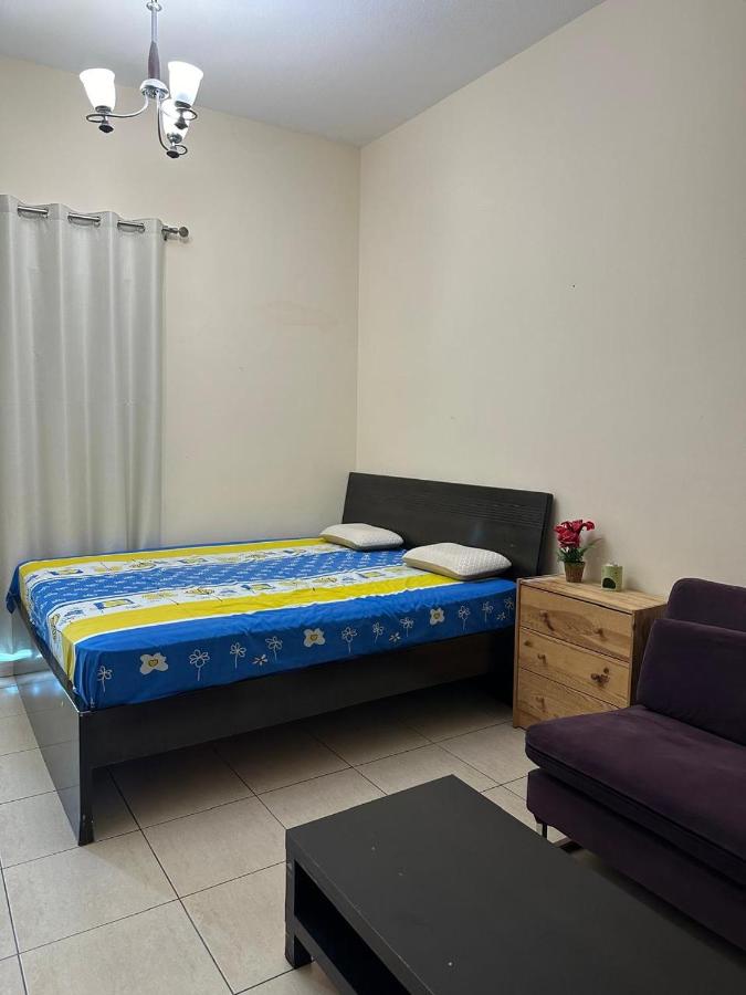 Private room with balcony fully furnished in Dubai Silicon Oasis - B&B