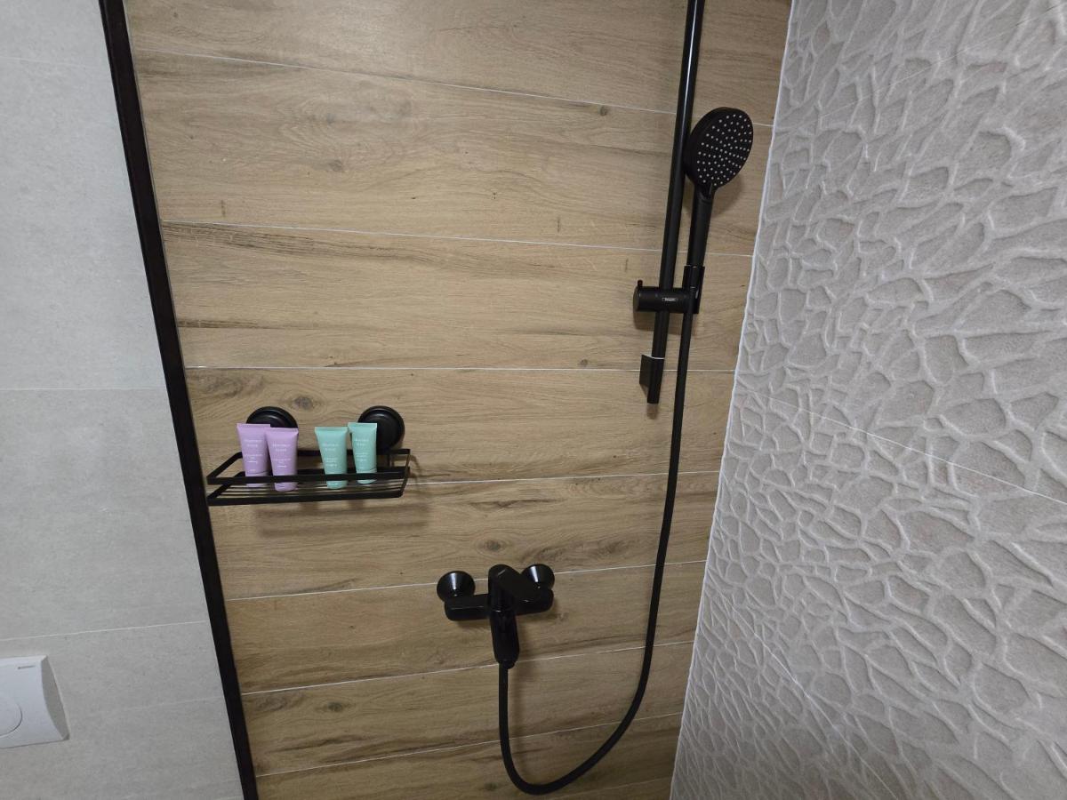 Apartman FIŠBAH 5 self CHECK-IN, FREE PRIVATE PARKING - Chambres d’hôtes Osijek