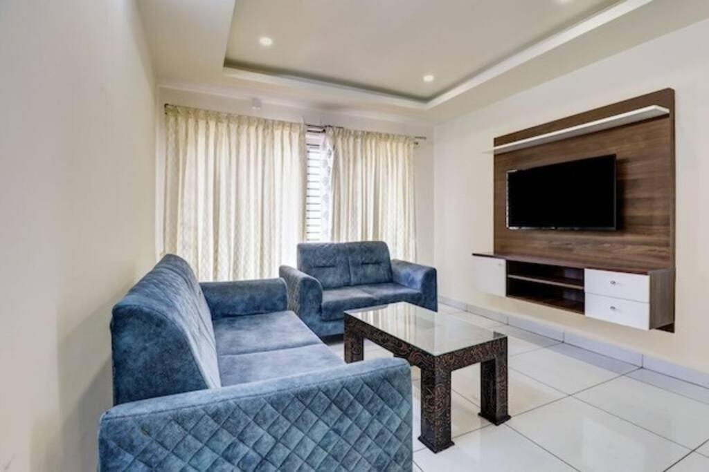 2BHK AC FLaT call 8O 88two797two - B&B Vānivilāsa Puram