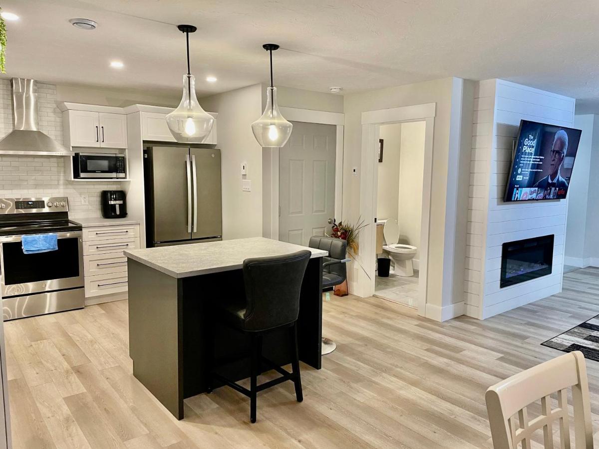 Modern Vac Home, private Hot tub, close to airport - Chambres d’hôtes Moncton
